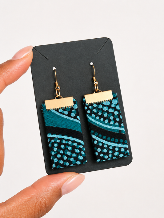 Boucles d’oreilles pendantes “Wax Turquoise” en tissu africain et métal doré