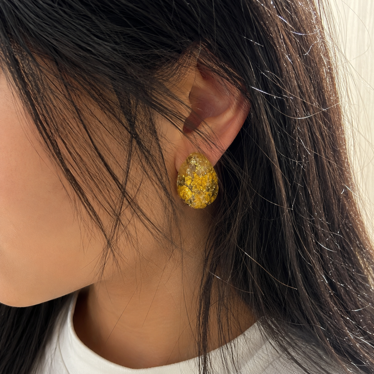 Boucles d’oreilles Fleur d’Or – Résine artisanale
