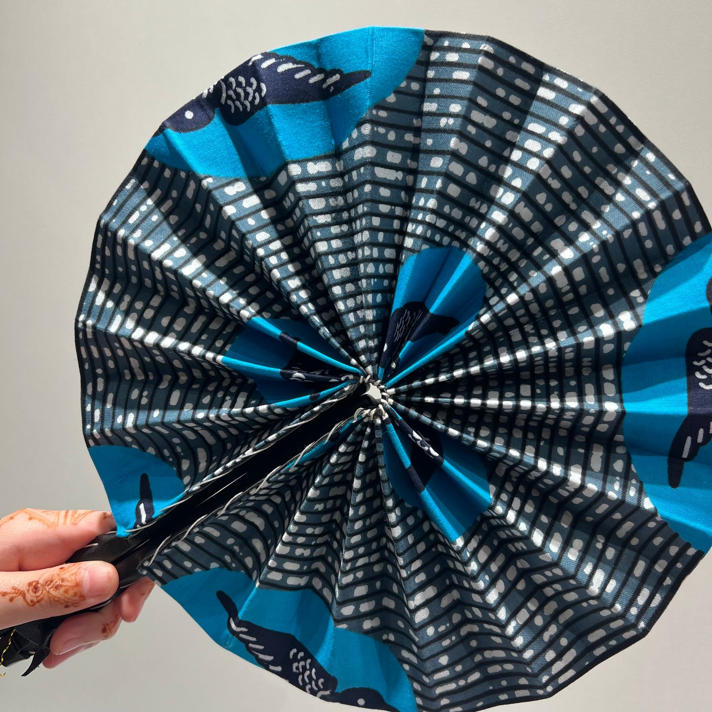 Éventail Africain en Wax Bleu – Accessoire