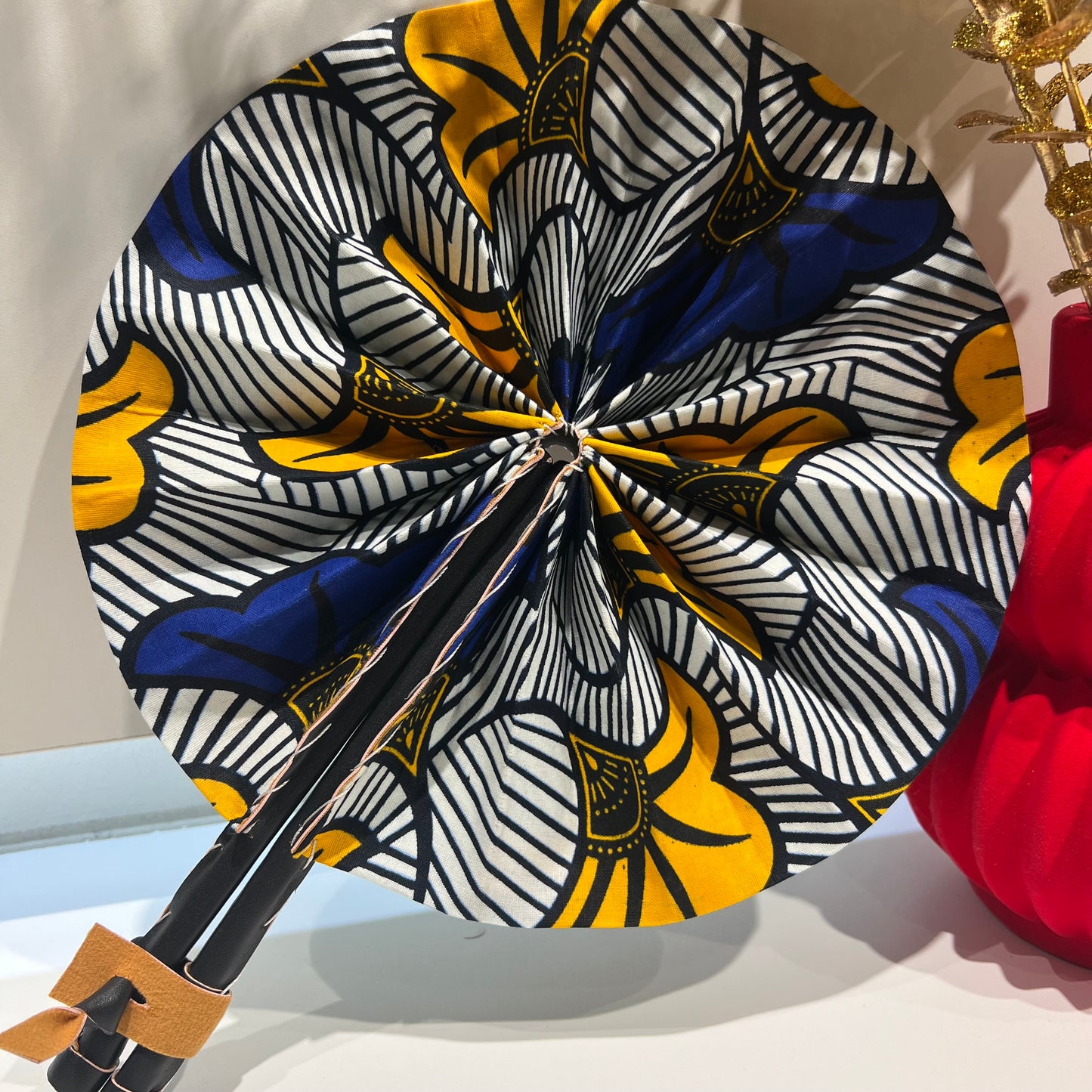 Éventail en tissu wax – motif africain bleu et jaune