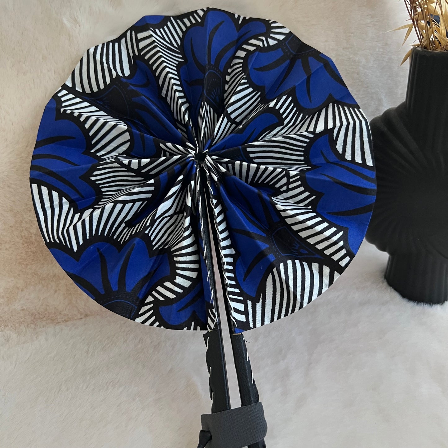 Éventail africain wax bleu et noir