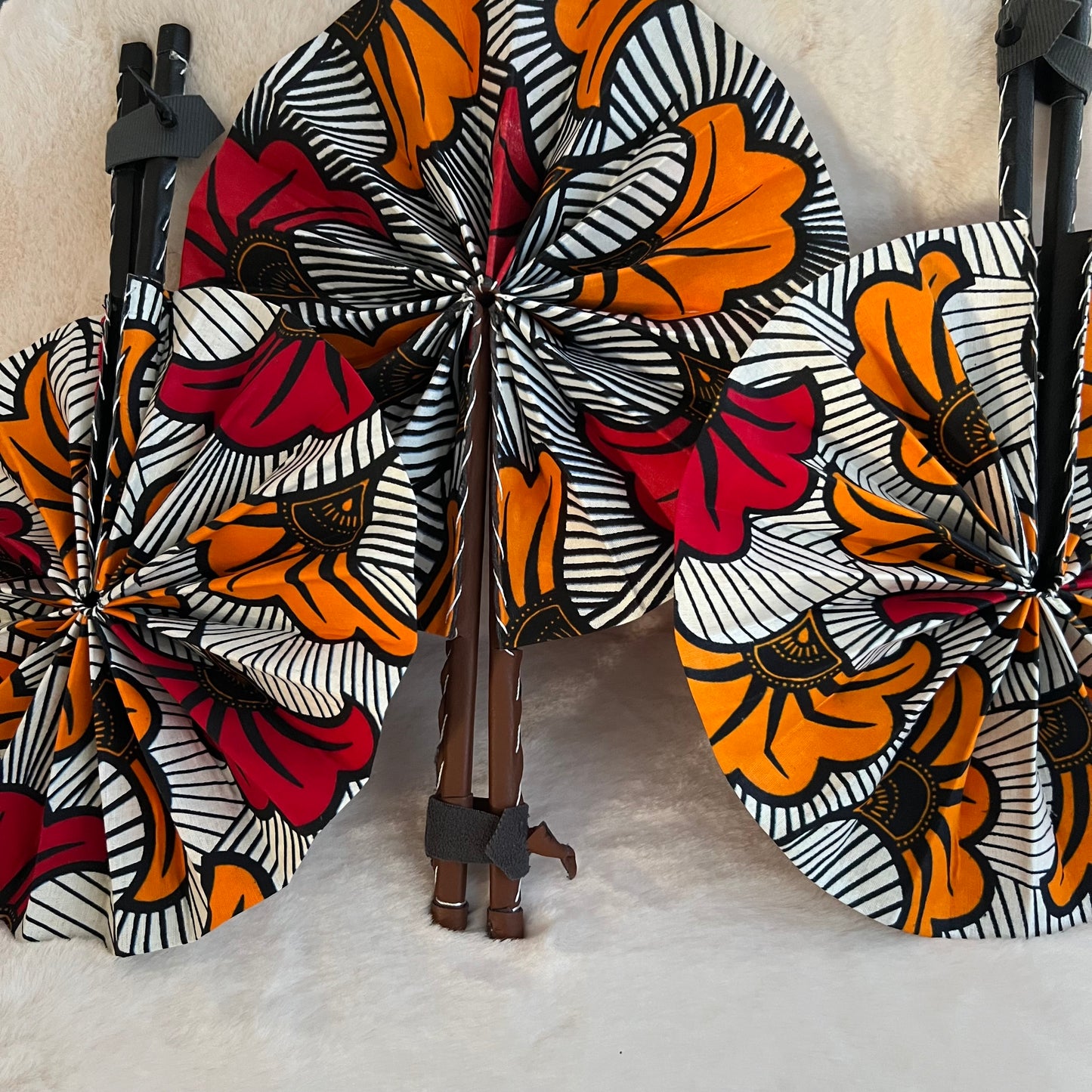 Éventail africain orange & rouge