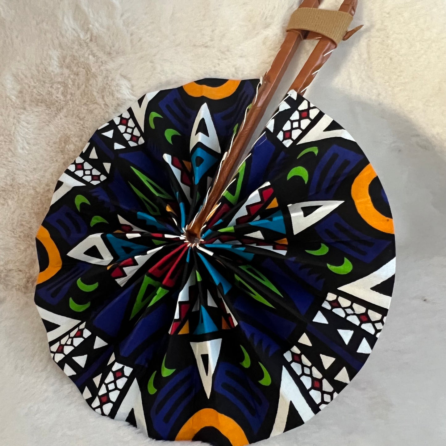 Éventail africain bleu – Motif vibrant