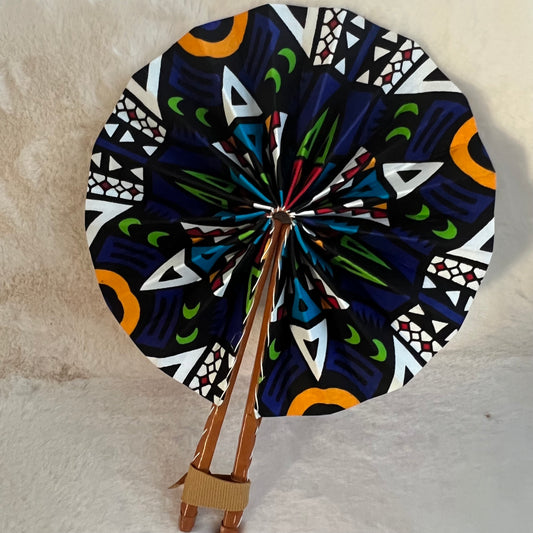 Éventail africain bleu – Motif vibrant