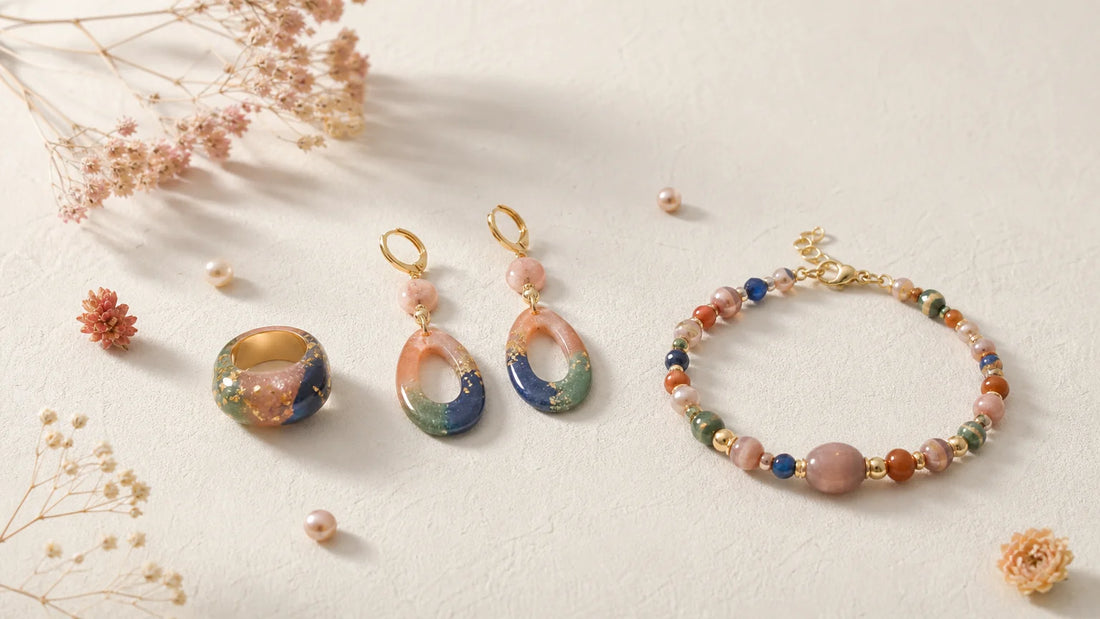 Bijoux artisanaux colorés en résine et en perles