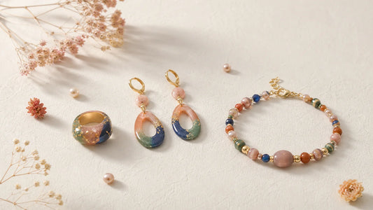 Bijoux artisanaux colorés en résine et en perles