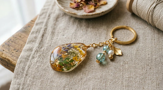 Porte-clé fait main en résine colorée avec fleurs séchées et perles de verre