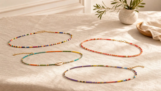 Bayas en perles multicolores disposés sur un tissu naturel