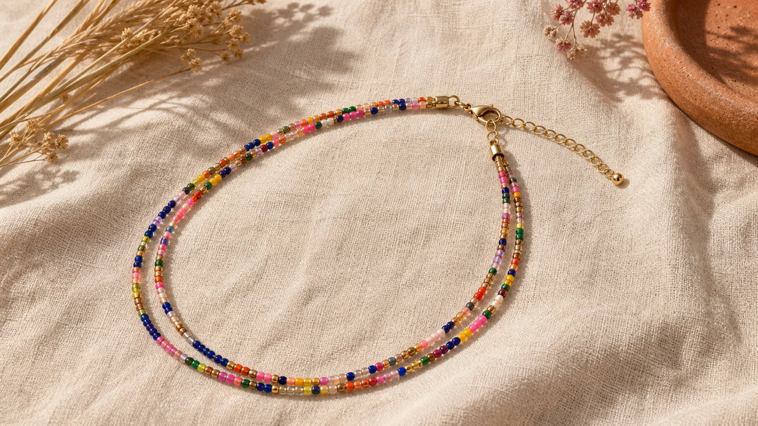 Bijou de taille en perles multicolores posé sur une étoffe naturelle