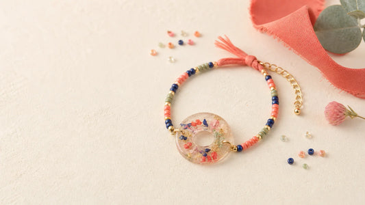Bijou coloré artisanal composé de perles et de résine