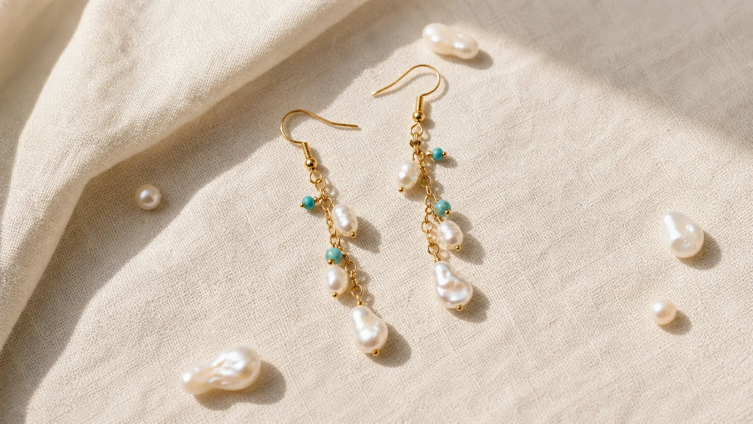 Boucles d’oreilles pendantes en perles sur un tissu ivoire