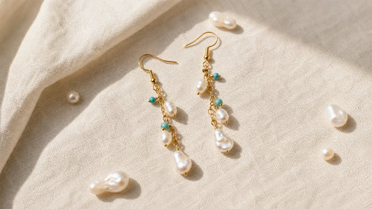 Boucles d’oreilles pendantes en perles sur un tissu ivoire