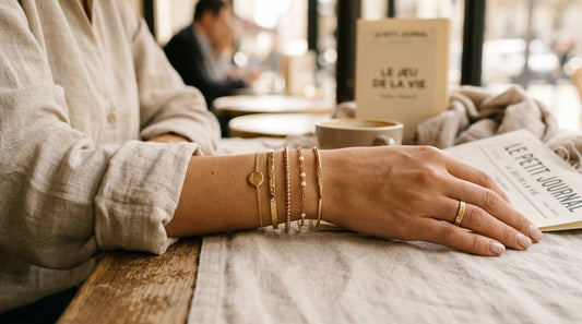 Bracelets dorés élégants présentés en gros plan sur fond neutre chaleureux