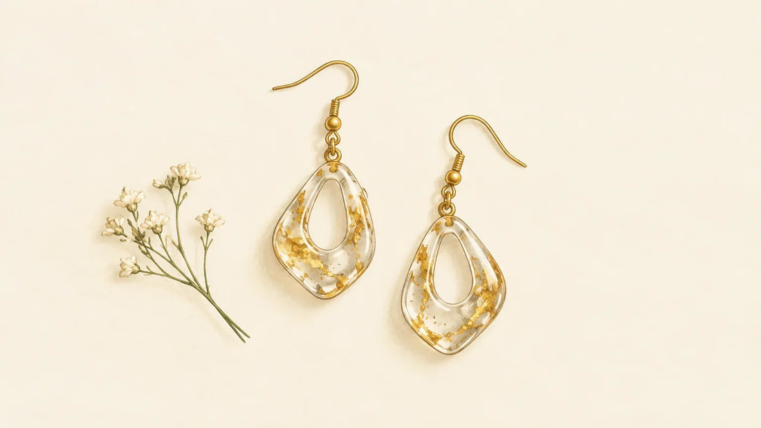 Paire de boucles d’oreilles en résine aux reflets dorés