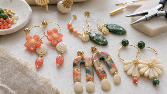 Boucles d’oreilles artisanales colorées en résine et perles