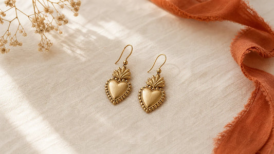 Paire de boucles d’oreilles cœur ex voto sur fond naturel