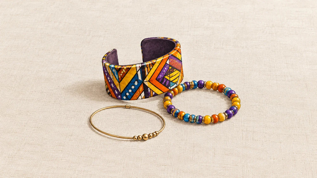 Bracelets artisanaux colorés en tissu, perles et métal sur fond naturel