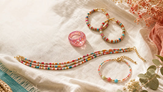 Sélection de bijoux colorés artisanaux pour femme en 2026