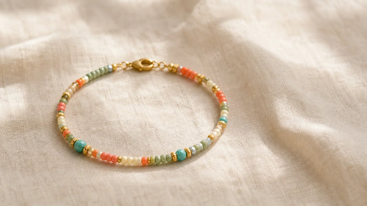 Bracelet en perles colorées dans un style tendance en 2026