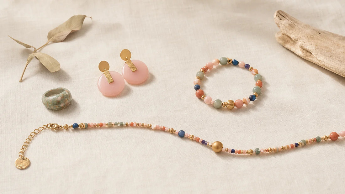 Composition éditoriale de bijoux tendance 2026 colorés en résine et en perles