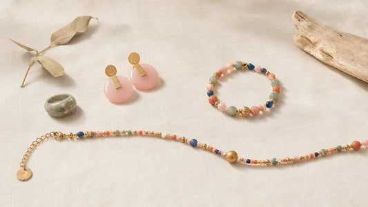 Composition éditoriale de bijoux tendance 2026 colorés en résine et en perles