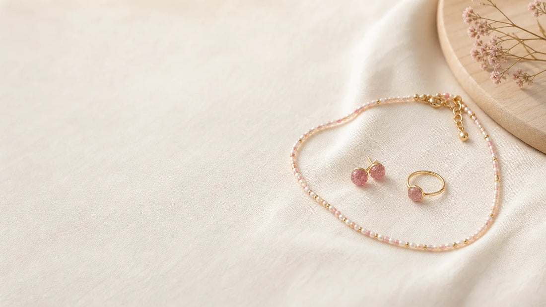 Bijoux légers et discrets présentés sur un tissu ivoire