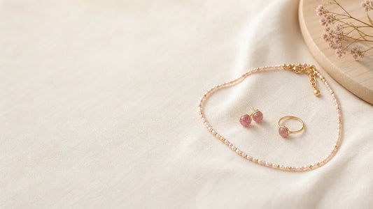 Bijoux légers et discrets présentés sur un tissu ivoire