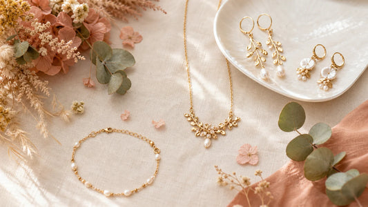 Sélection de bijoux de mariage bohème avec perles, fleurs séchées et détails naturels