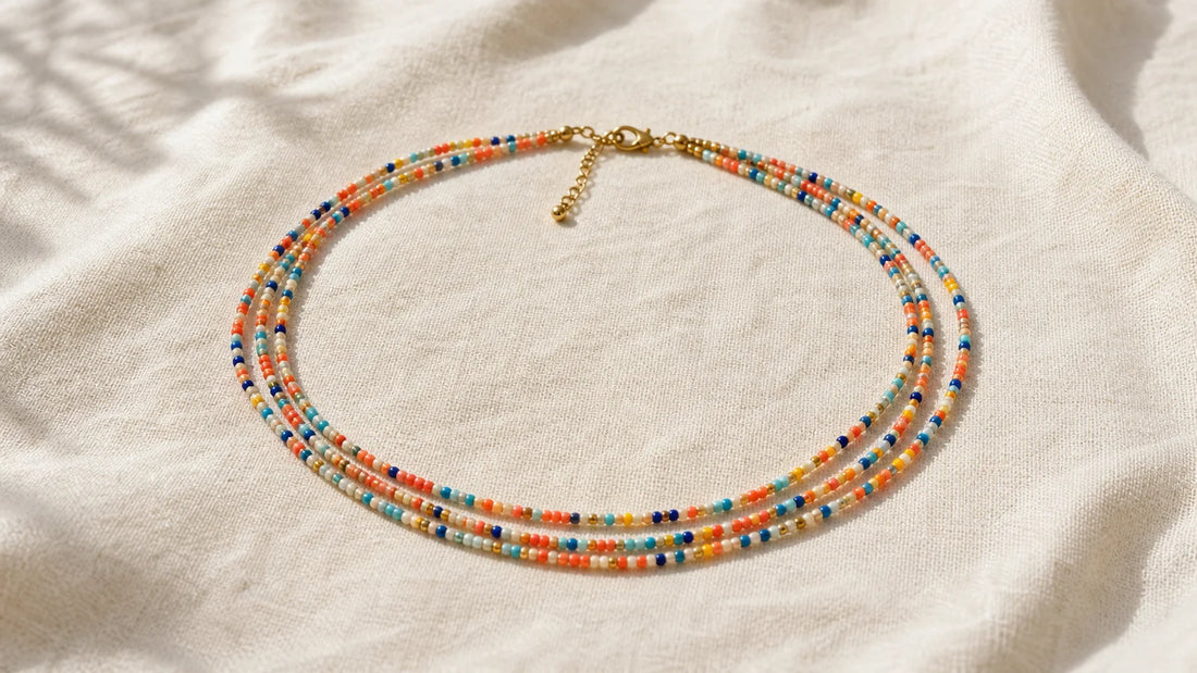 Baya en perles multicolores présenté sur un tissu naturel