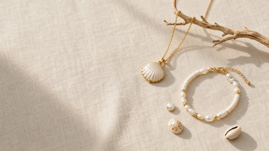 Composition minimaliste de bijoux en nacre et coquillages sur du lin beige