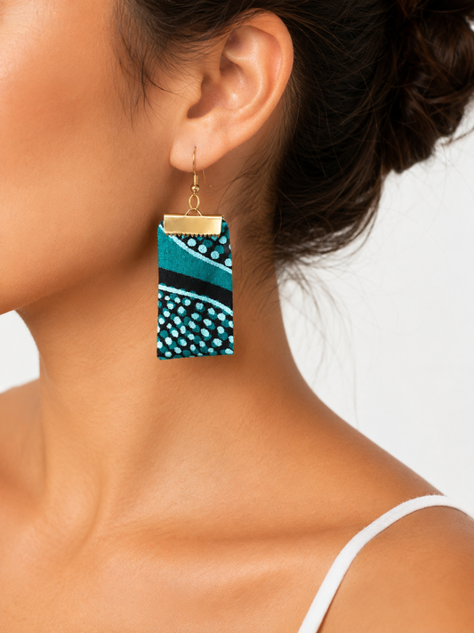 Boucles d’oreilles pendantes “Wax Turquoise” en tissu africain et métal doré