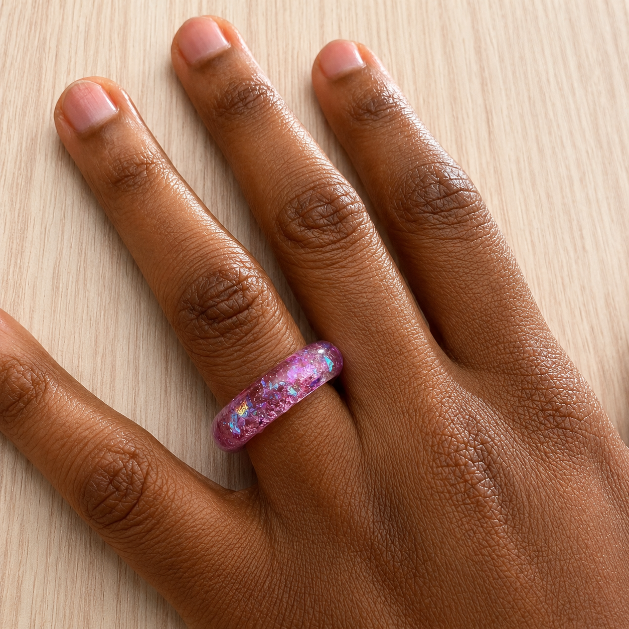 Bague en résine rose pailletée