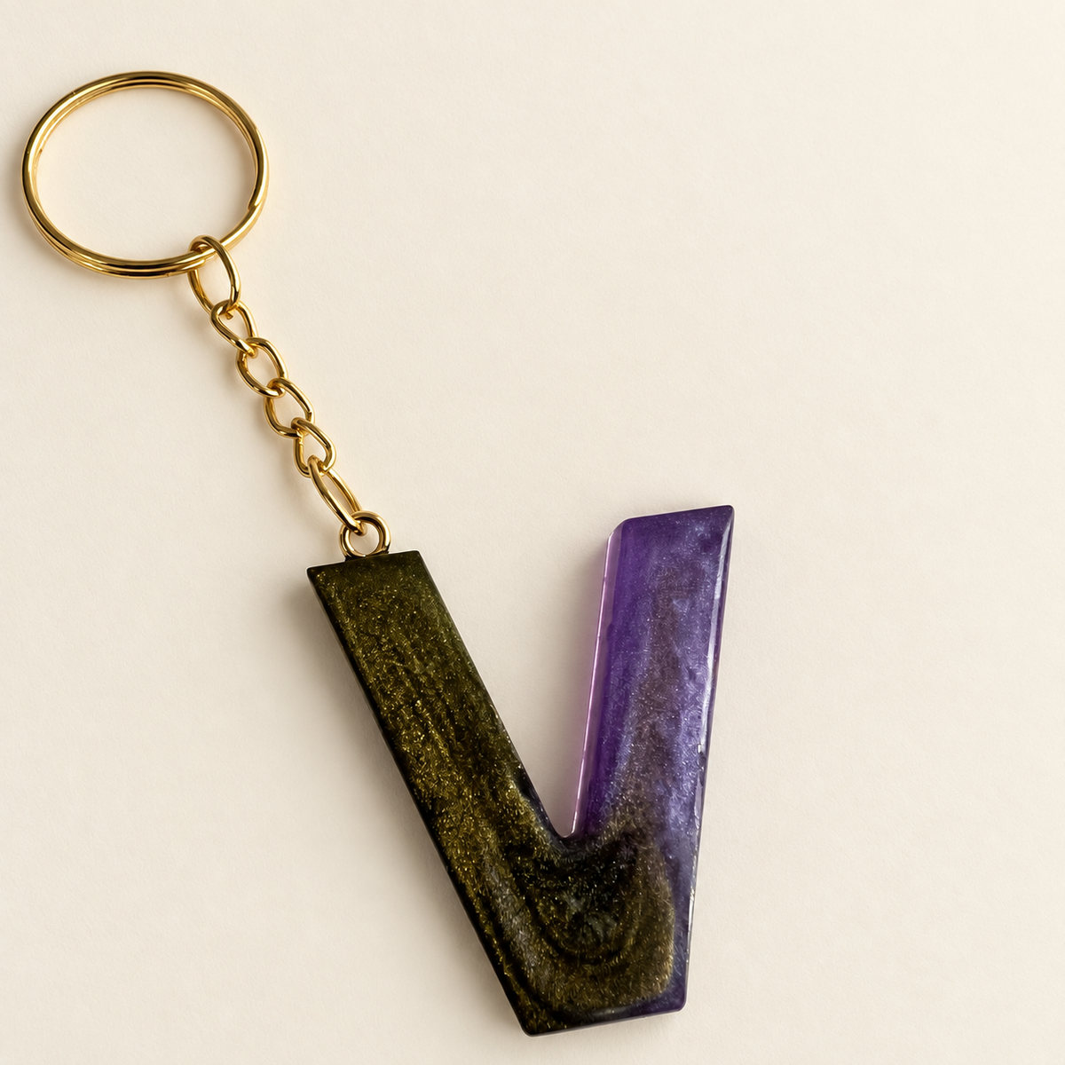 Porte-clés lettre V violet et doré en résine fait main