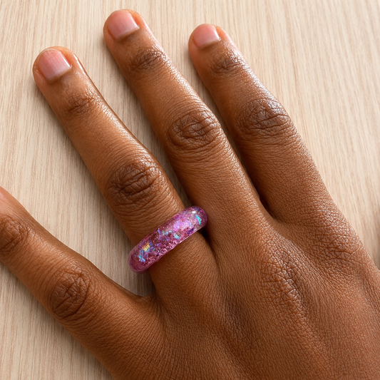 Bague en résine rose pailletée