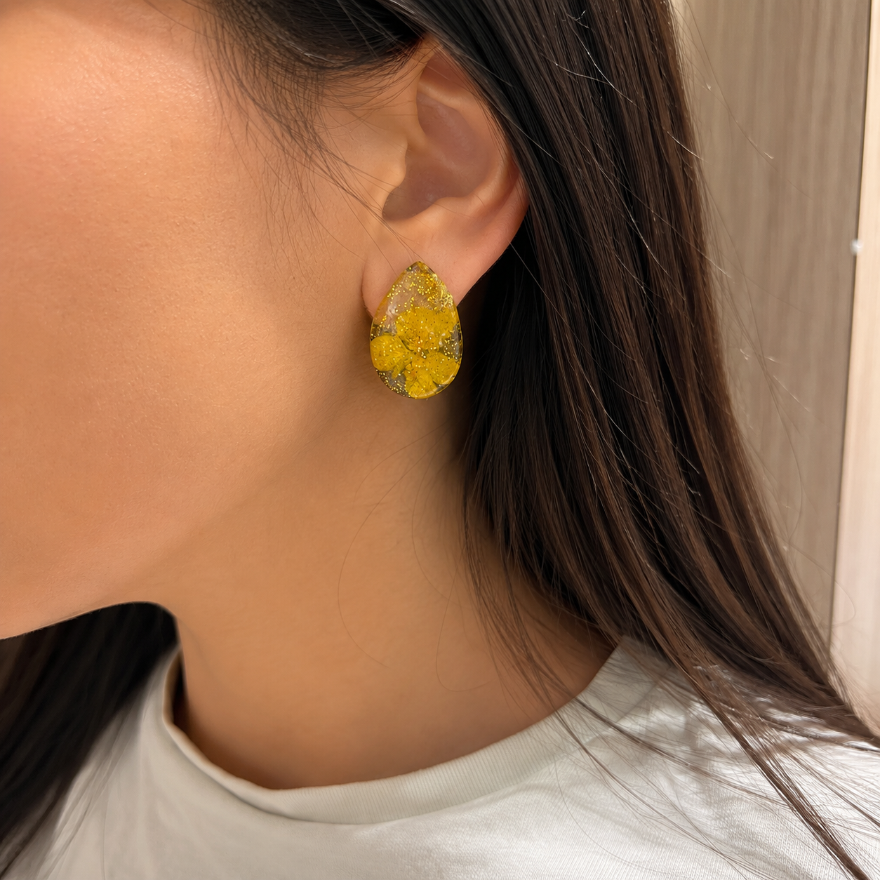 Boucles d’oreilles Fleur d’Or – Résine artisanale