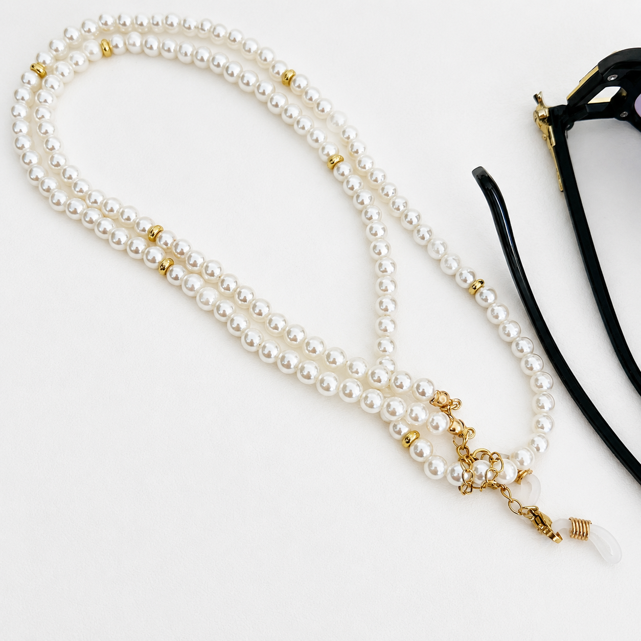 Chaîne de lunettes perles blanches et dorées