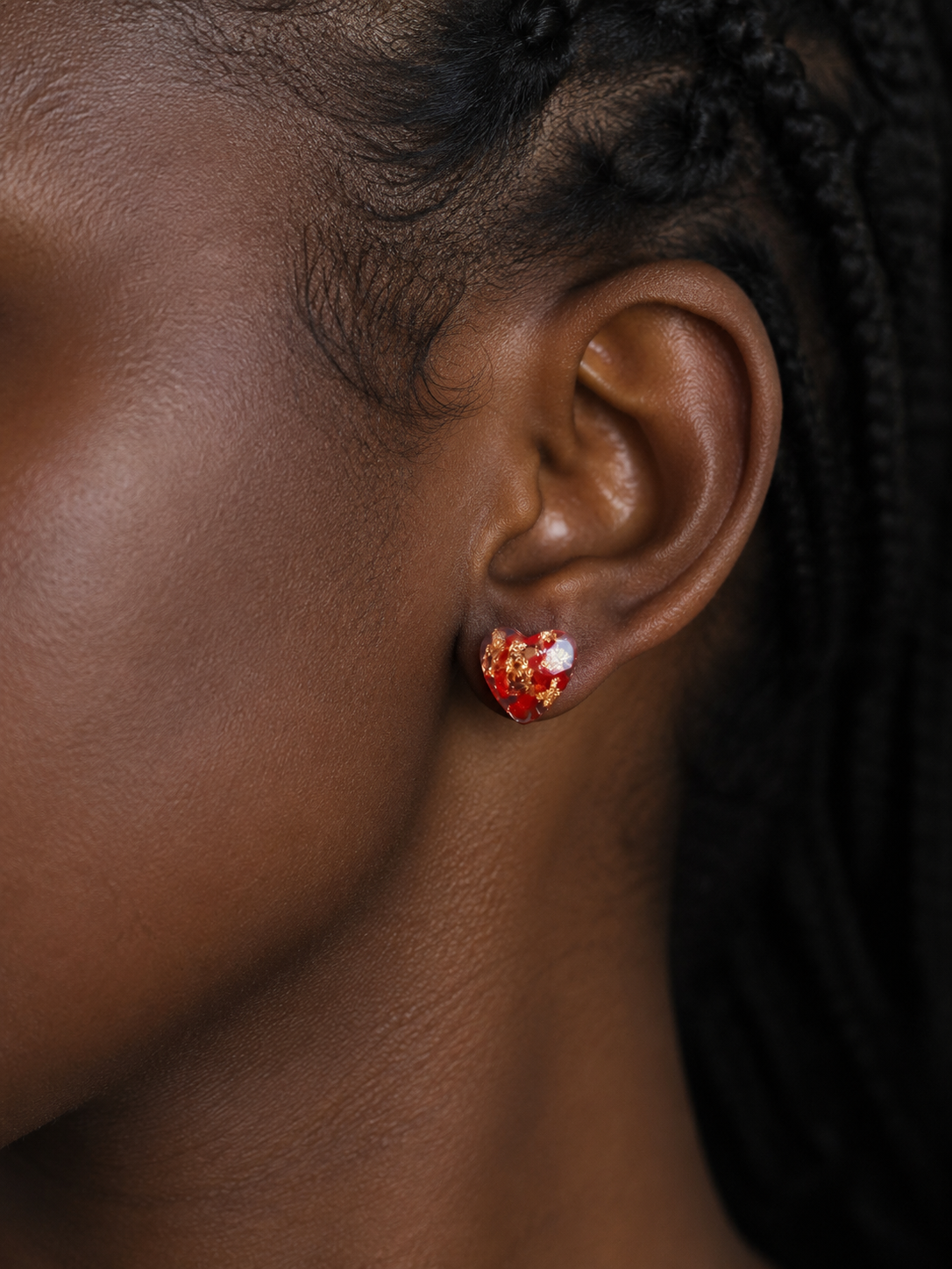 Boucles d’oreilles “Cœur Passion” en résine rouge et éclats dorés