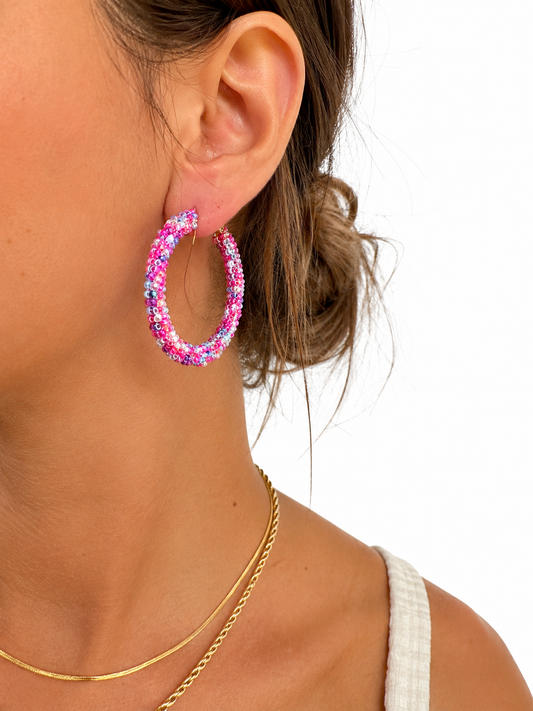 Créoles “Éclat Rose” en perles de rocaille multicolores