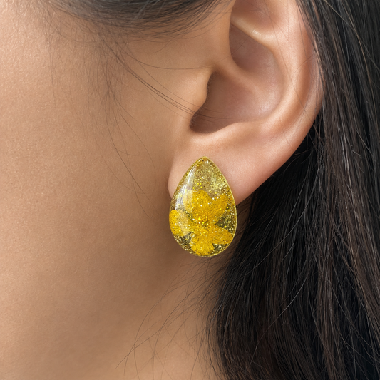 Boucles d’oreilles Fleur d’Or – Résine artisanale