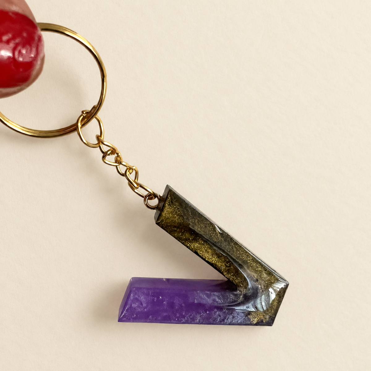 Porte-clés lettre V violet et doré en résine fait main