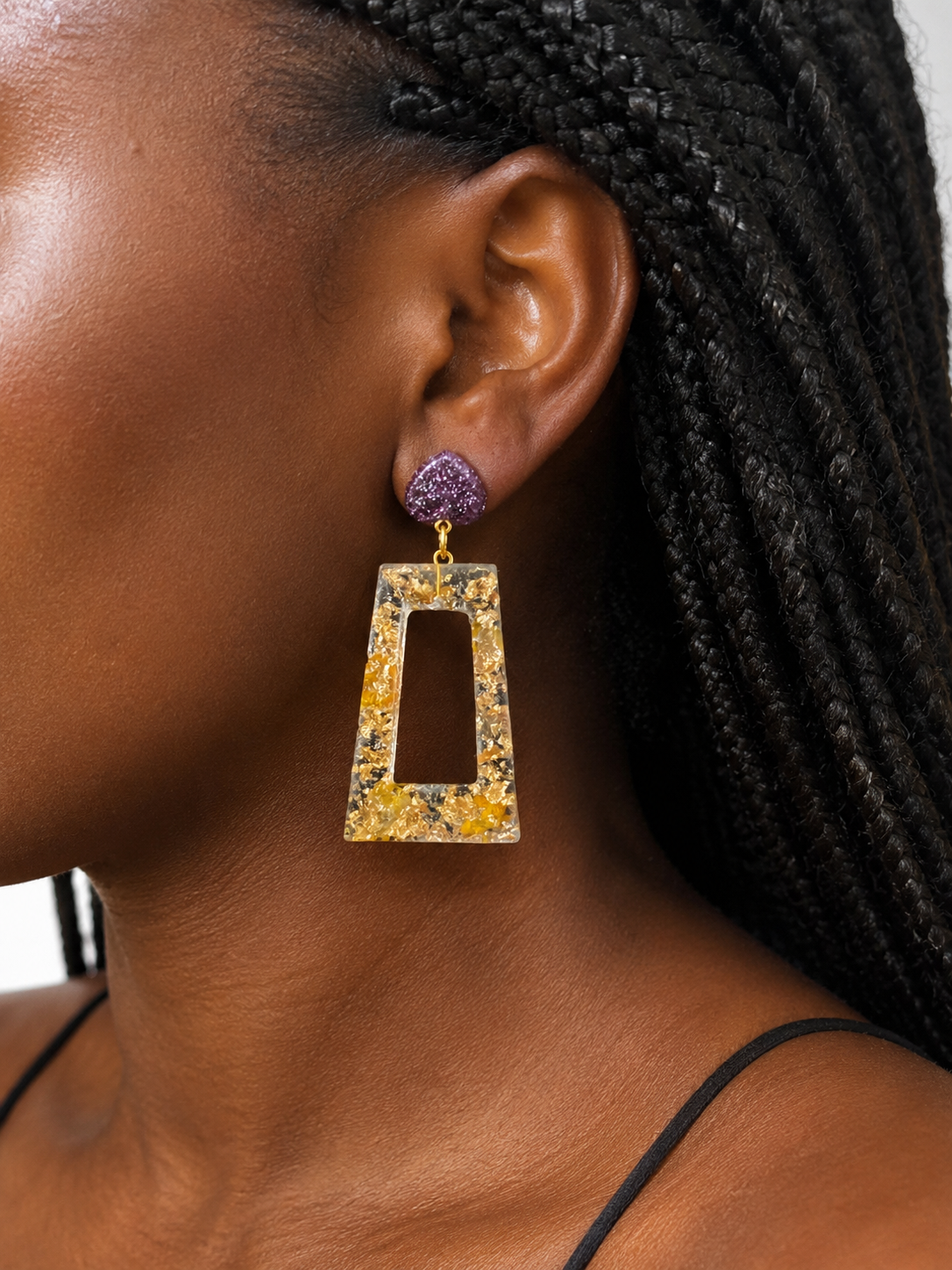 Boucles d'oreilles pendantes en résine dorée - violette