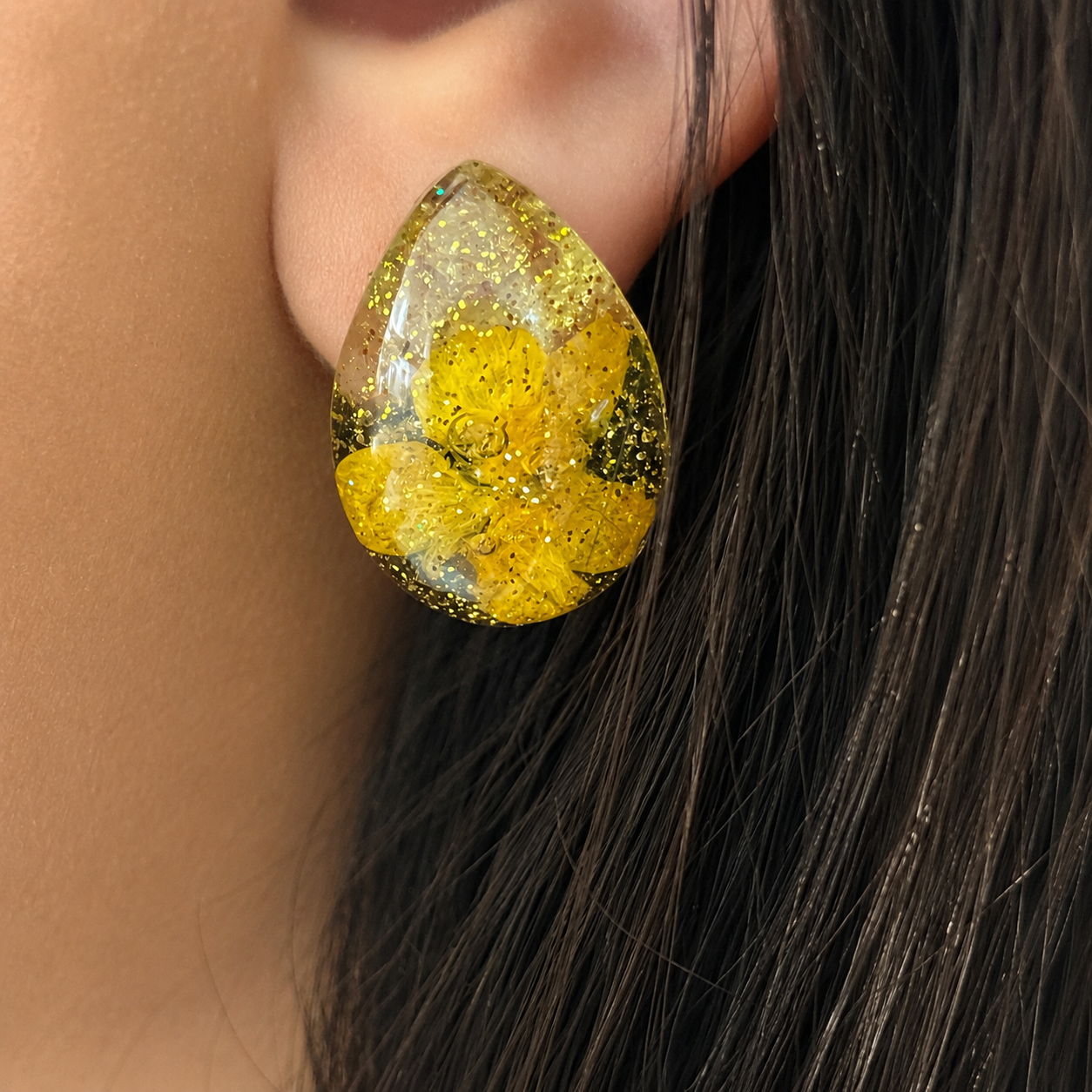 Boucles d’oreilles Fleur d’Or – Résine artisanale