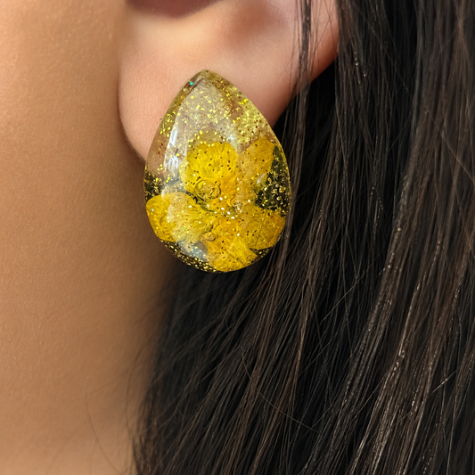 Boucles d’oreilles Fleur d’Or – Résine artisanale