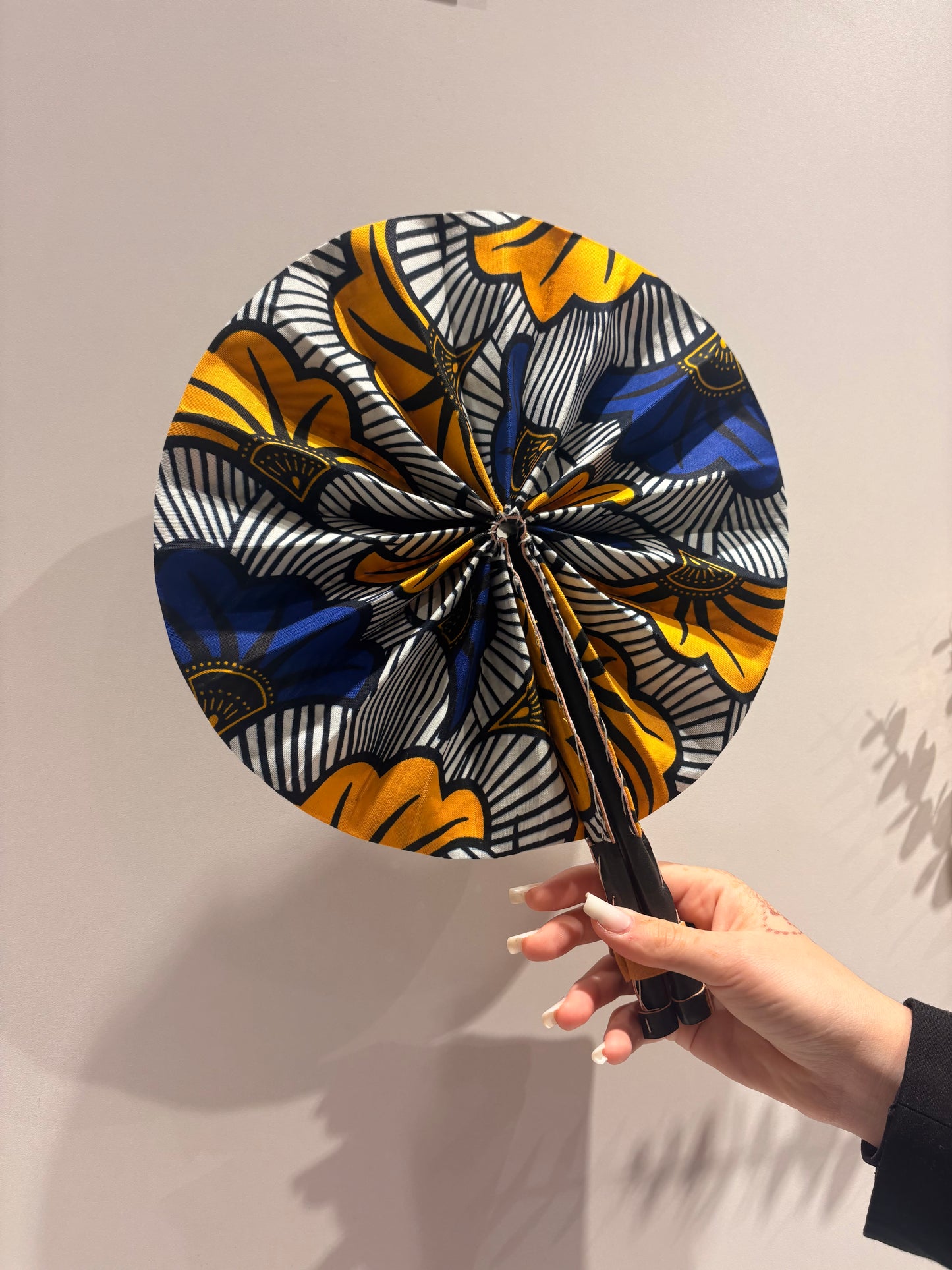 Éventail en tissu wax – motif africain bleu et jaune