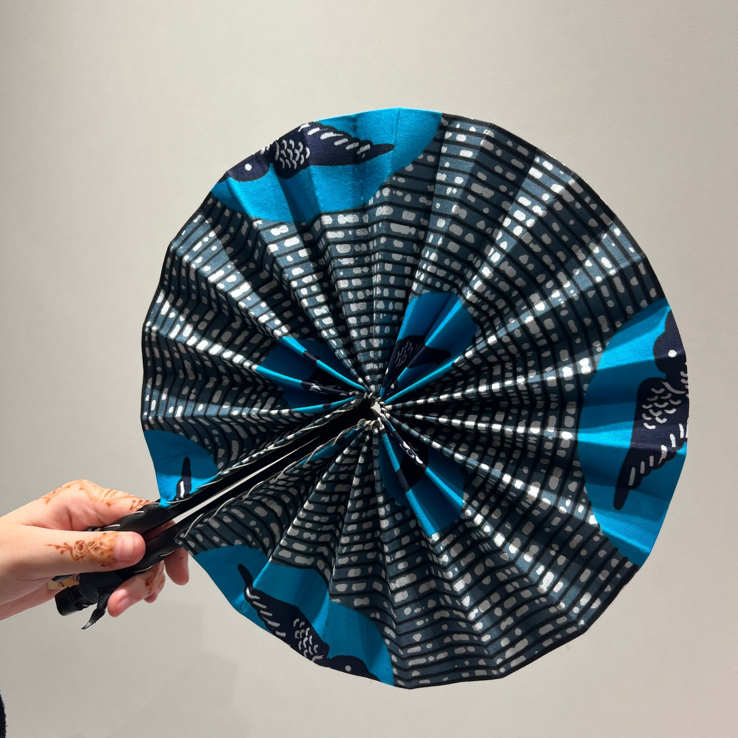 Éventail Africain en Wax Bleu – Accessoire