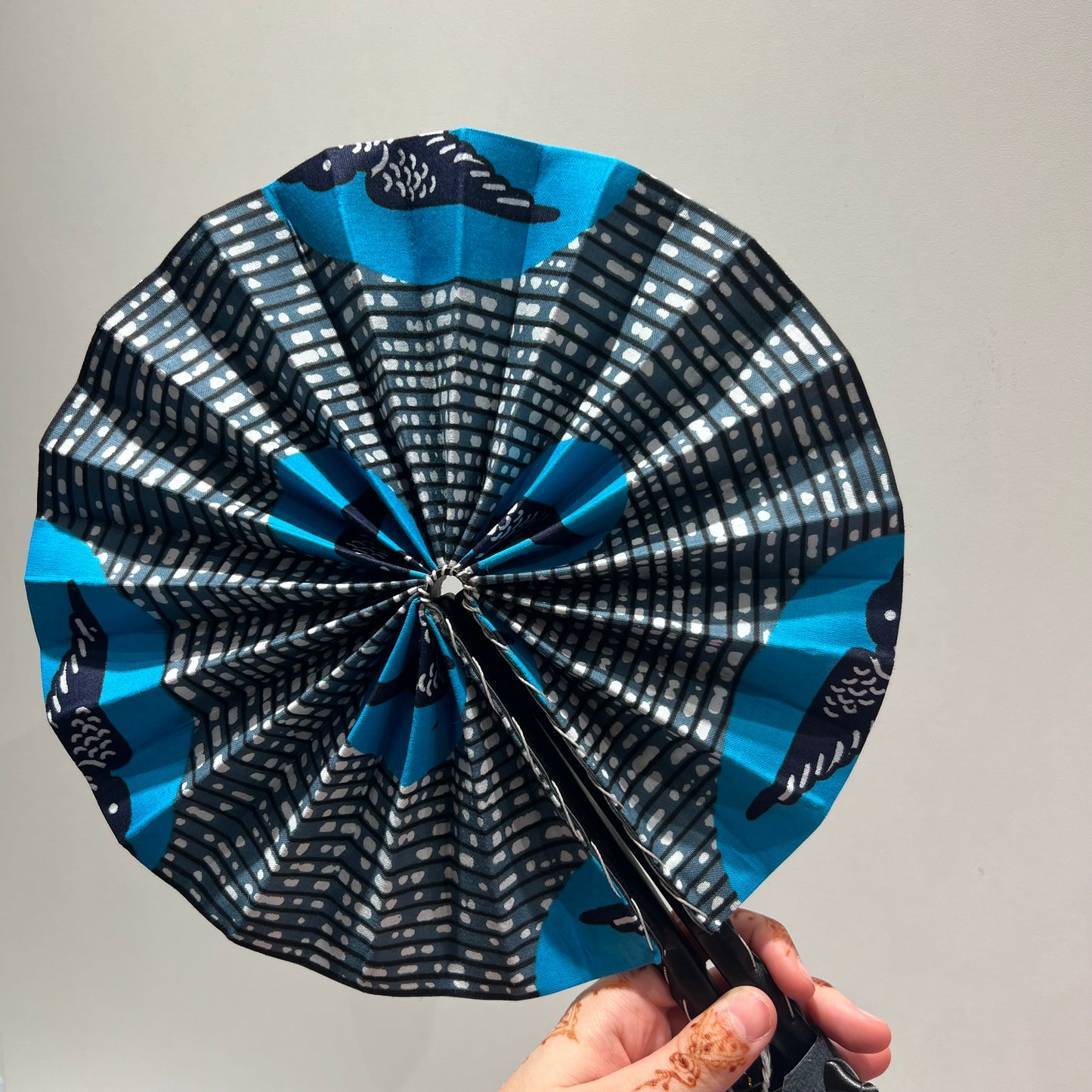 Éventail Africain en Wax Bleu – Accessoire