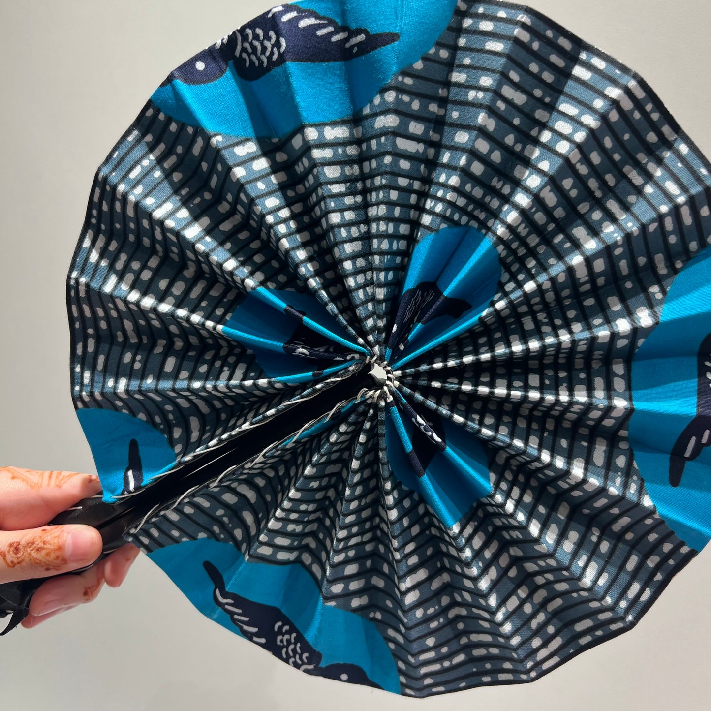 Éventail Africain en Wax Bleu – Accessoire