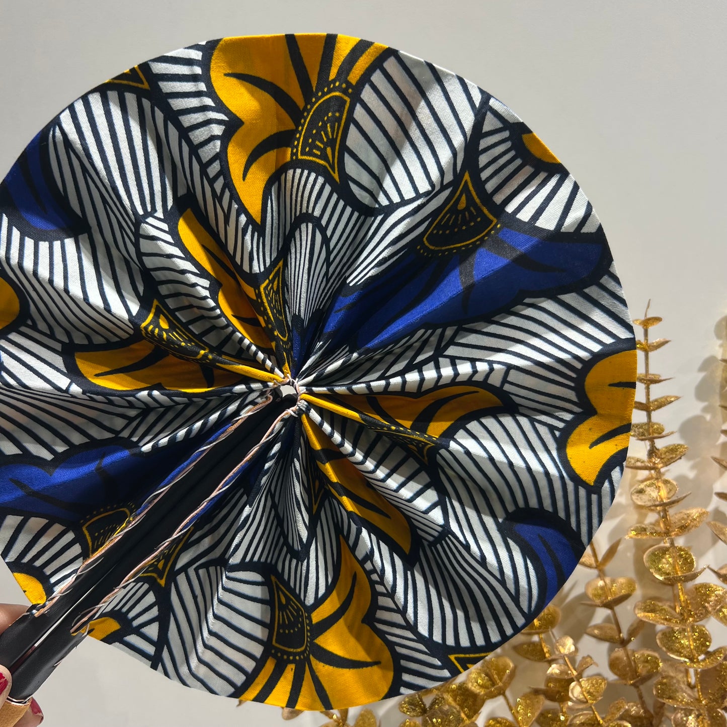 Éventail en tissu wax – motif africain bleu et jaune