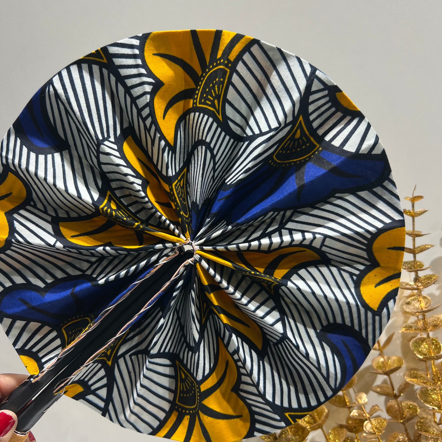 Éventail en tissu wax – motif africain bleu et jaune
