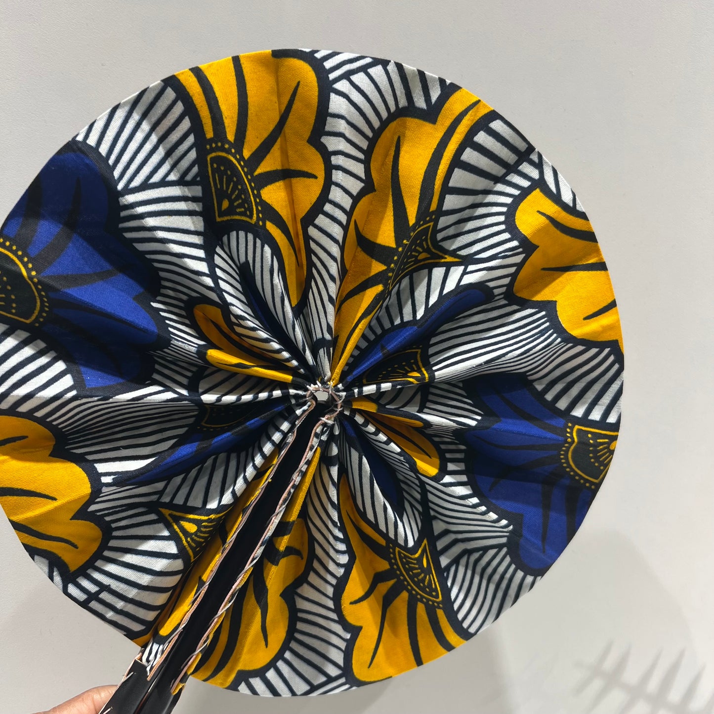 Éventail en tissu wax – motif africain bleu et jaune